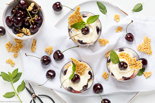 Frischk—se Dessert with cherries and Brittle