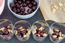 Frischk—se Dessert with cherries and Brittle